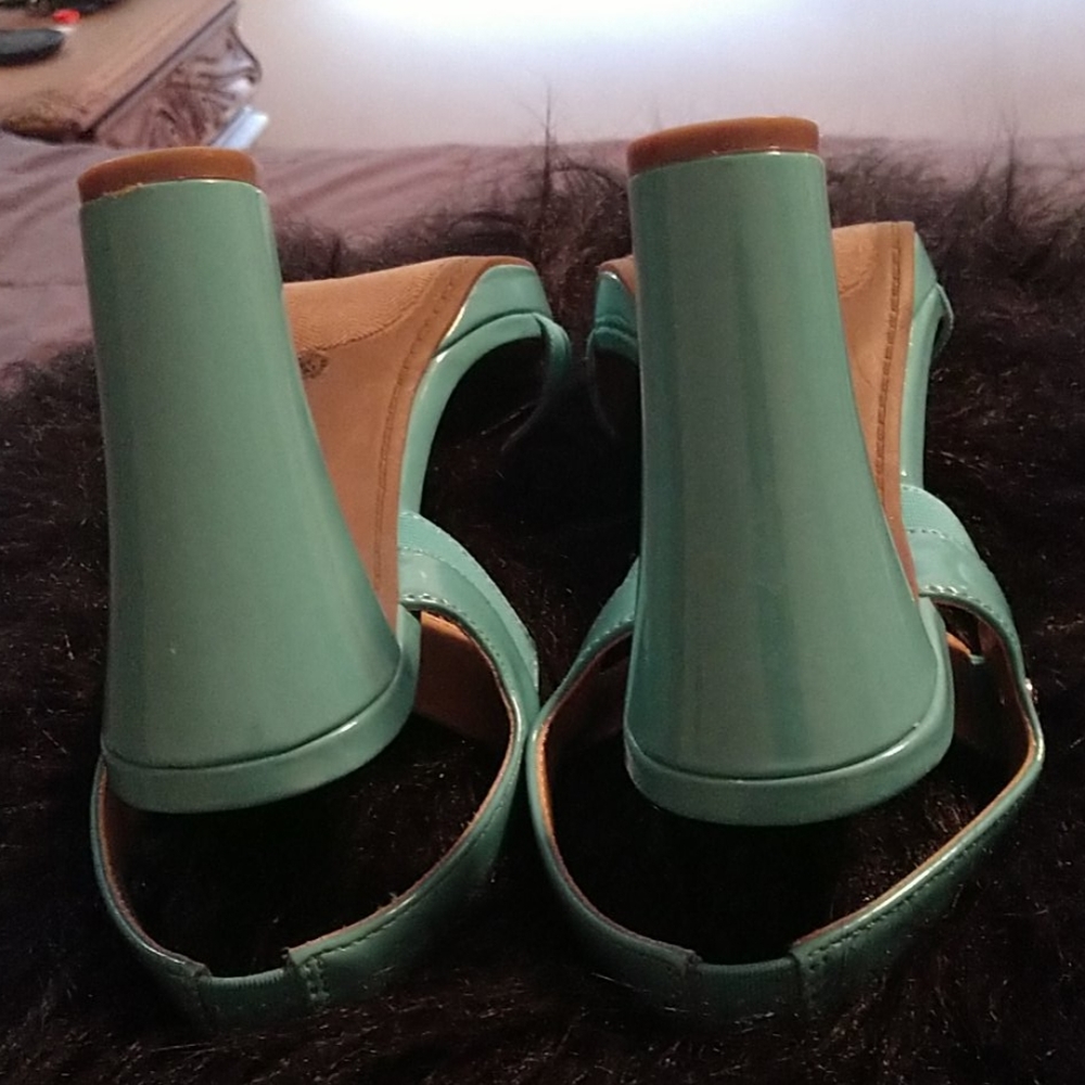 Beautiful Turquoise Patent Heels! - Picture 8 of 10